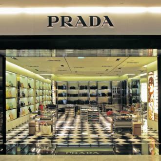 Impariamo a riconoscere una borsa di Prada vera da una falsa.